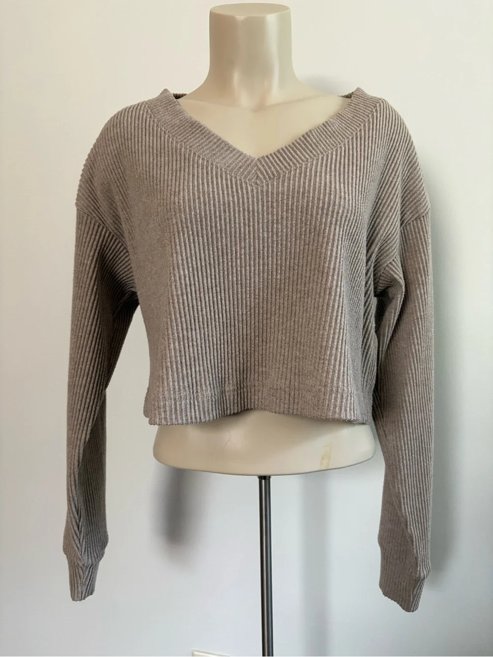ALO Yoga Muse Ribbed V-Neck Cropped Pullover Sweater Beige Size Small